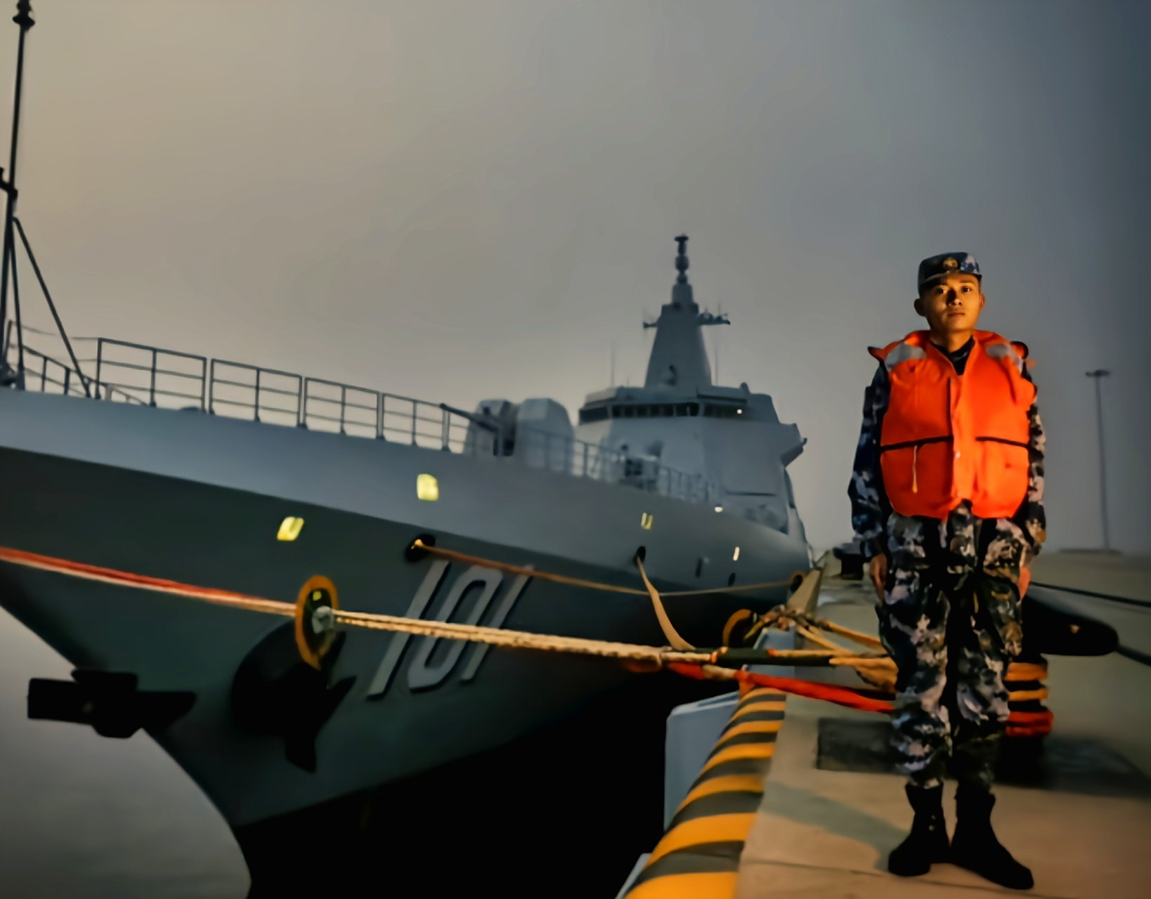 众所周知战忽局镜头下,航母都会变成打渔船.