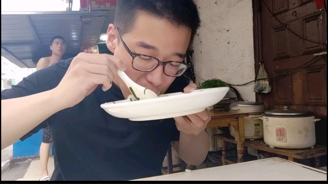 镇江小伙恰饭系列:中午一盘韭菜鸡蛋盖浇饭,菜跟蛋多的怀疑人生