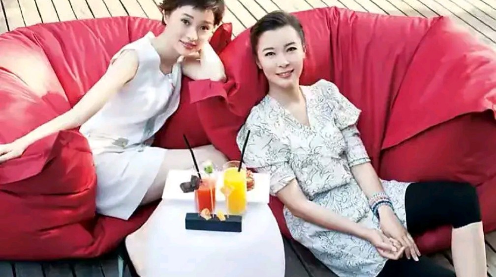 50岁吴越和50岁柯蓝闺蜜小聚,一个简约白裙人到中年仍灵气逼人,一个