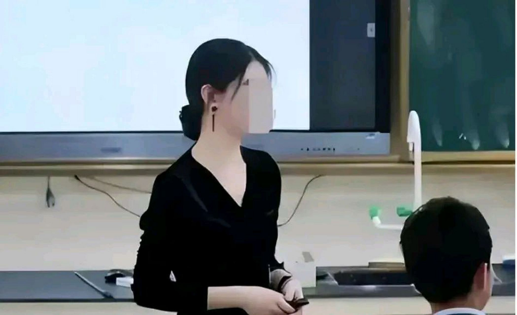 2011年5月17日,贵州毕节阿市中学的校长强令一名初中英语老师陪8位