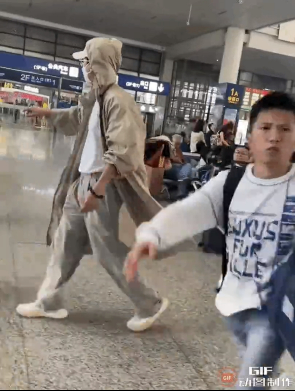 近日,张杰谢娜助理打掉别人手机引发广泛关注.