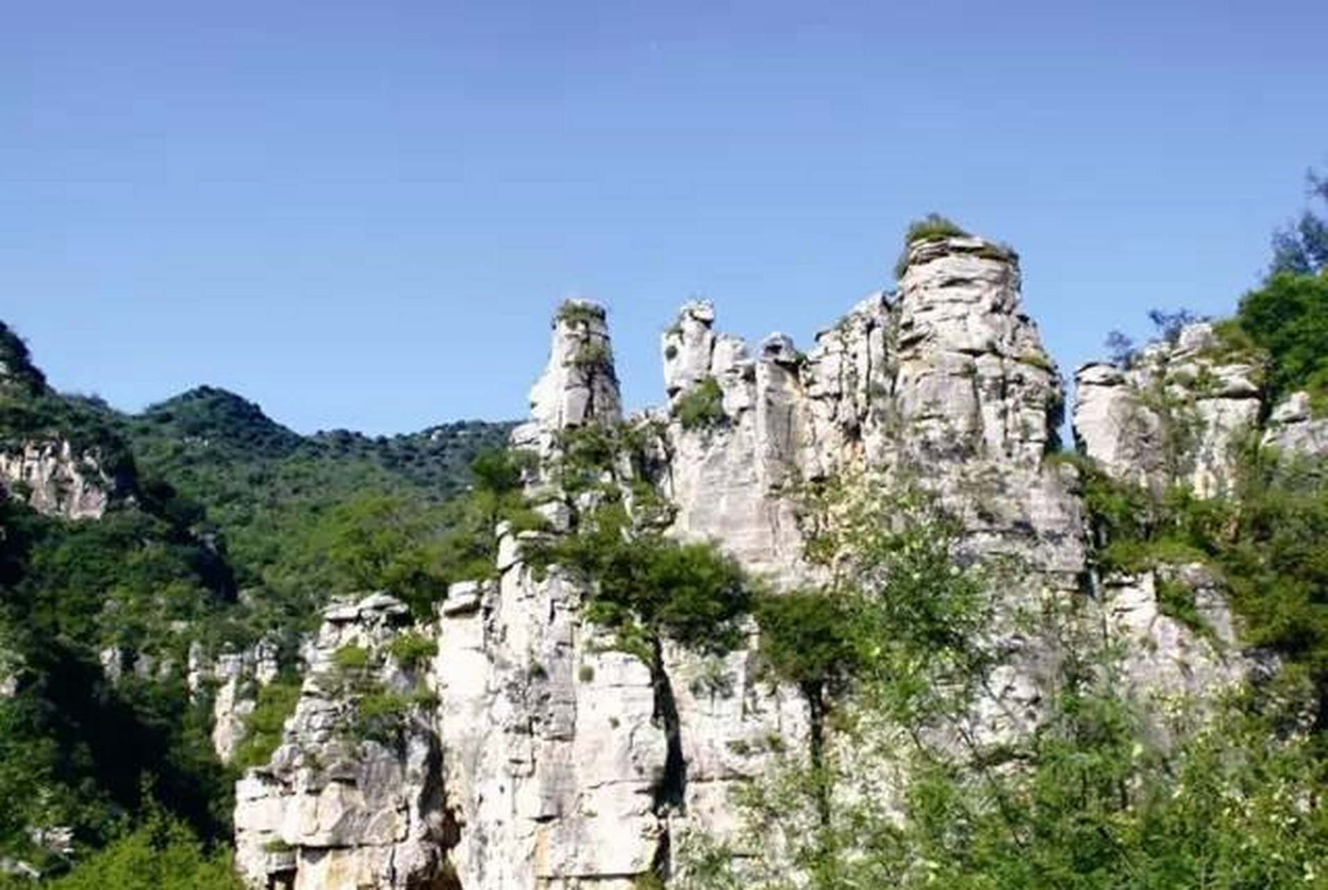 在河南省卫辉市狮豹头乡的南太行余脉有一个山中古村名曰龙卧岩村