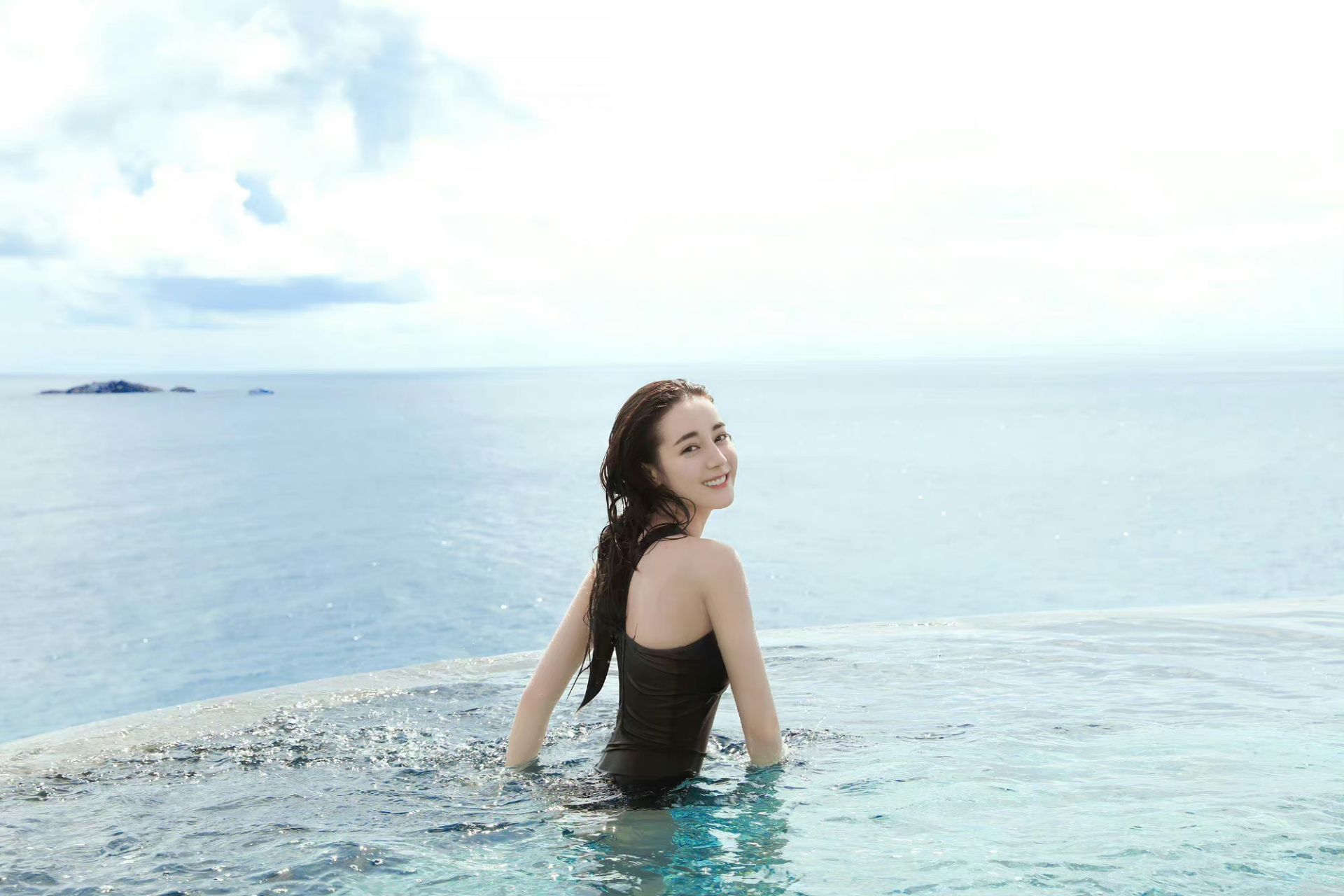 景色美人更美,迪丽热巴泳装尽显妖娆好身材,一颦一笑都是那么动人,让