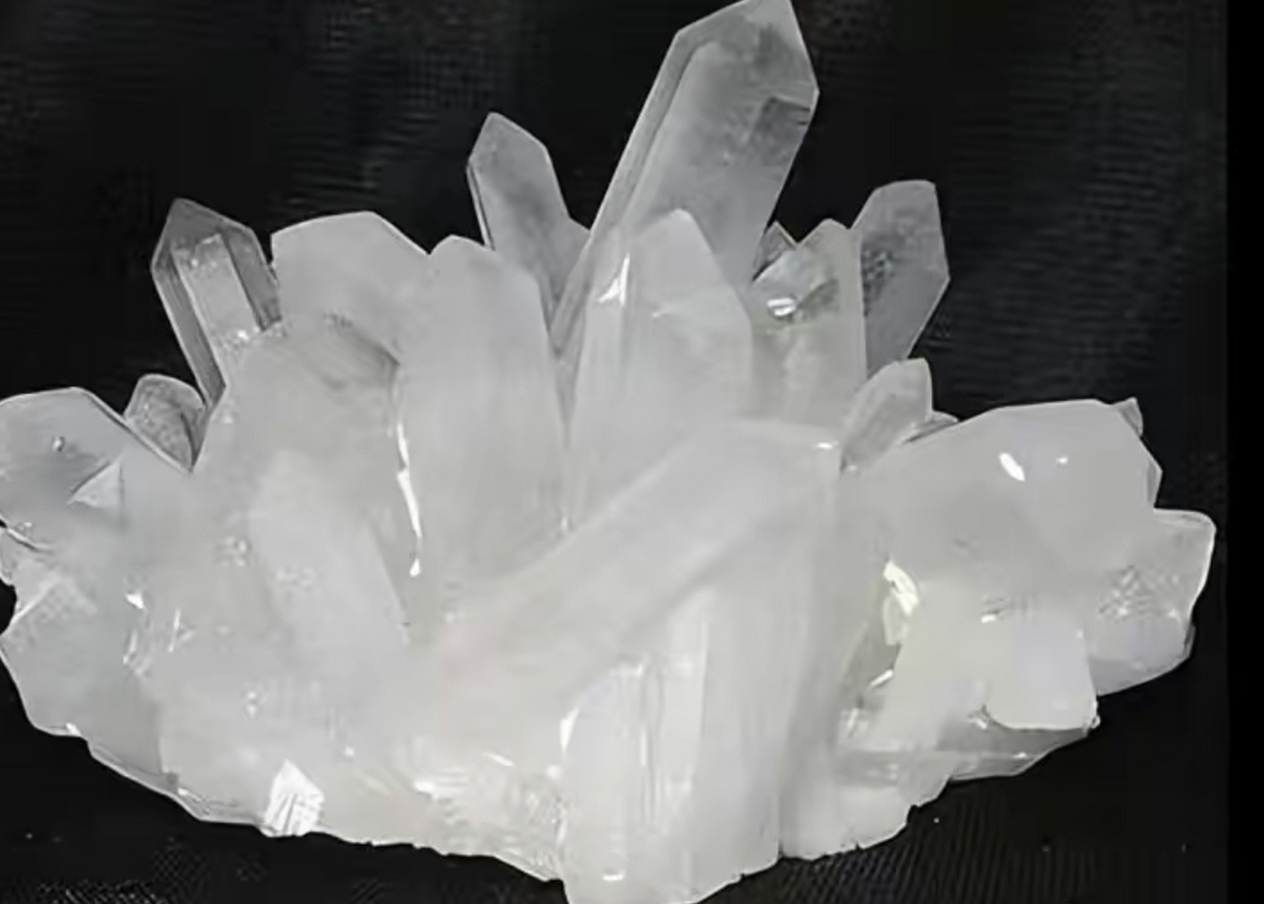 高纯石英砂主要在工艺提纯,并非原材料紧张,过去高纯石英砂主要应用于