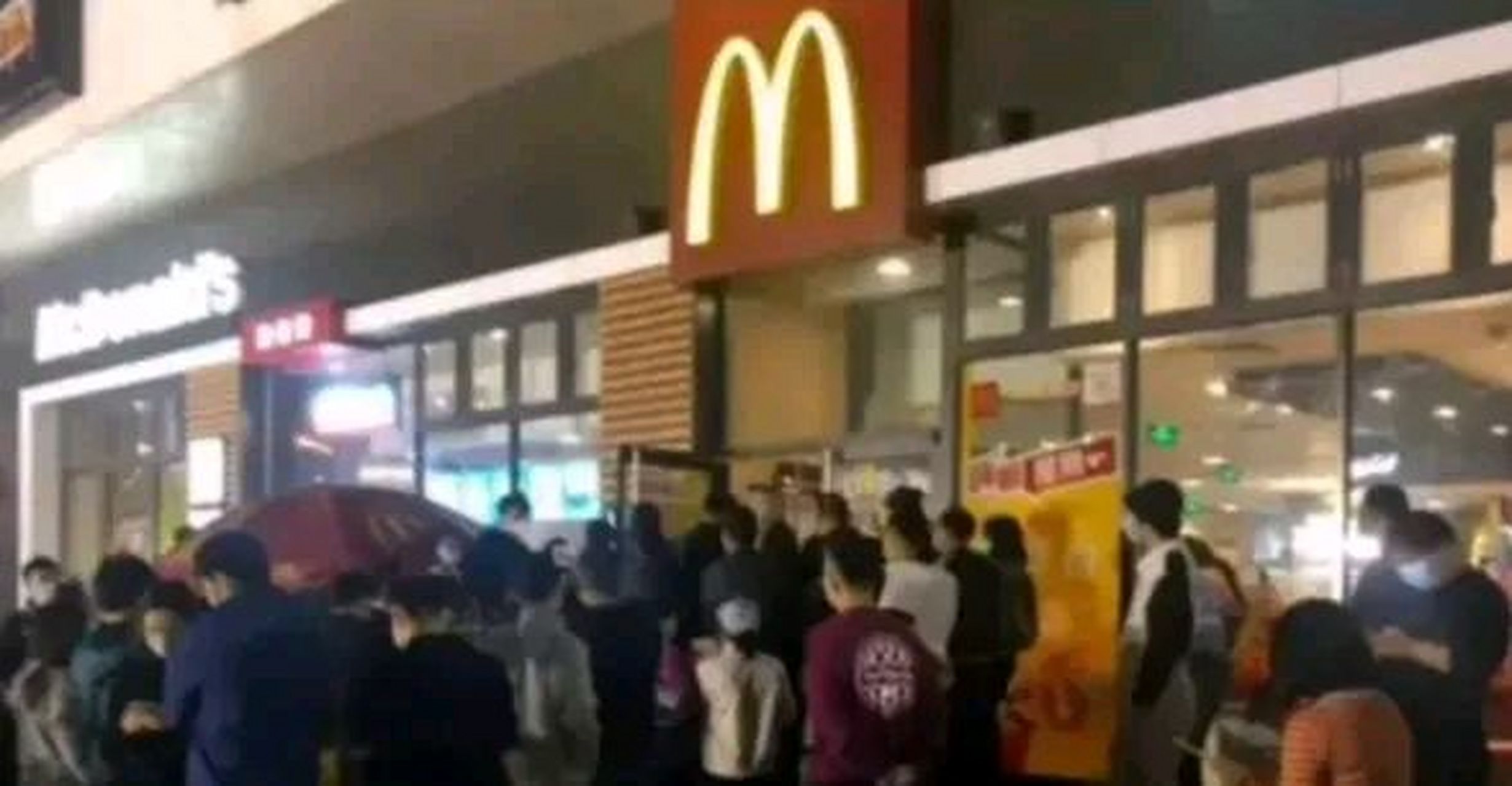 2018年,南京麦当劳店里一群日本人公然辱骂中国人,几名大学生二话不说