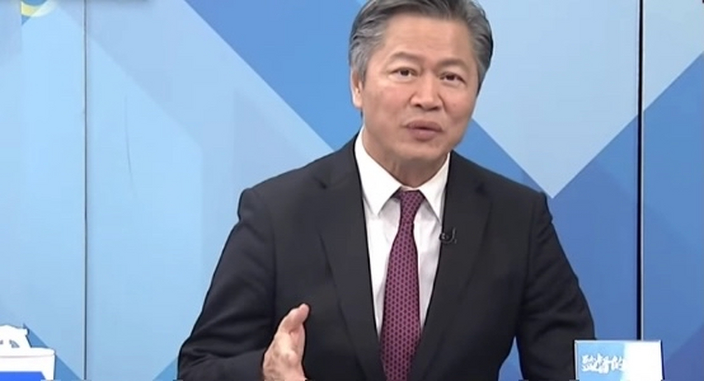 赖岳谦:看美军机吃瘪很解气  时事评论员赖岳谦:解放军在南海的动作