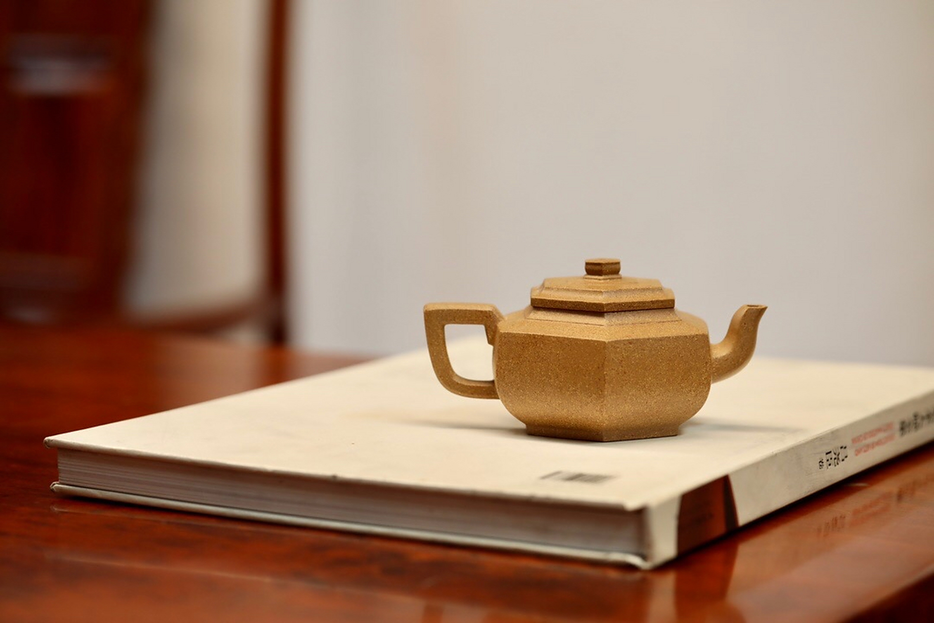 六方雪华壶身完全由手工制作而成,容量为200毫升,采用的是极品的段泥.