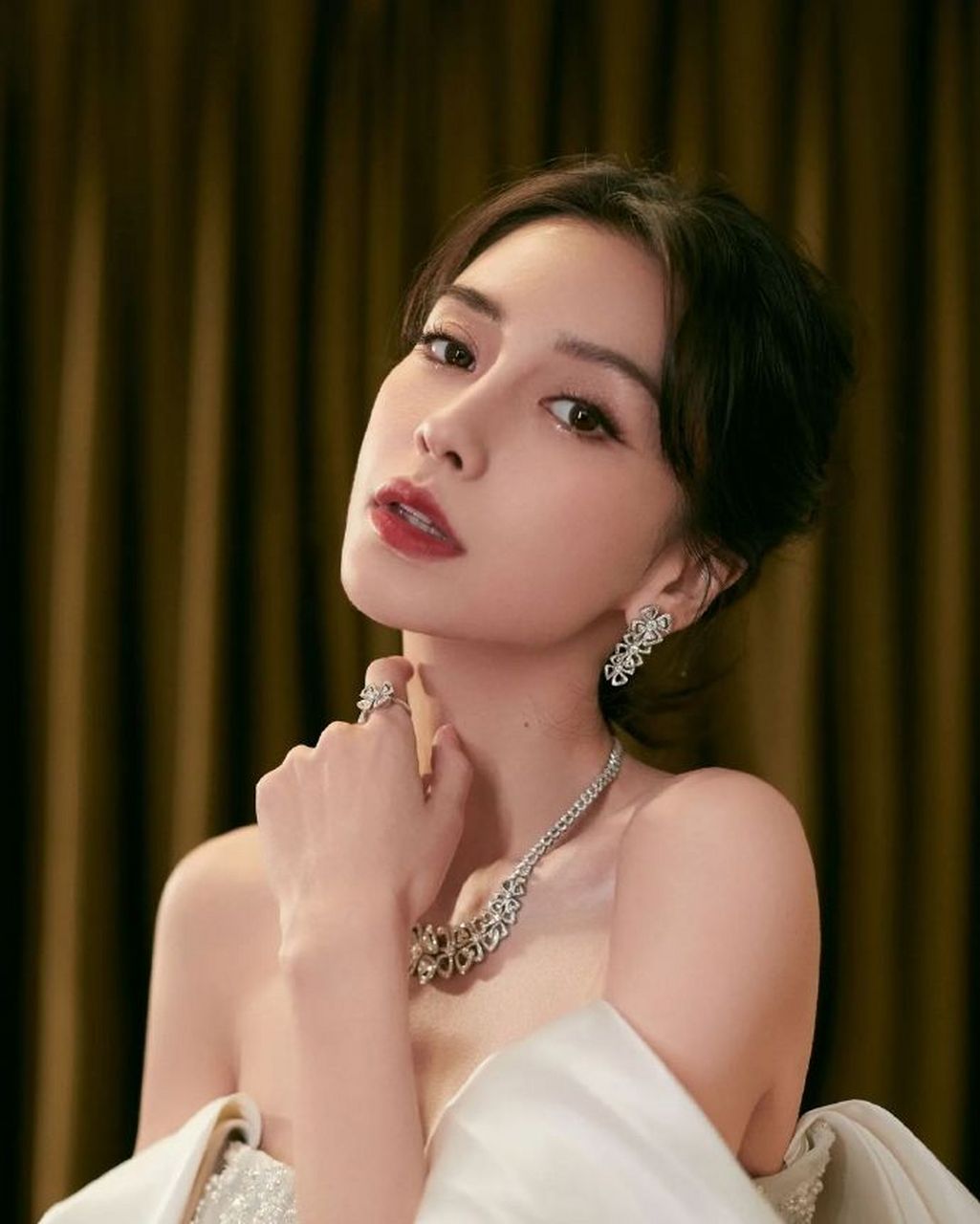 杨颖穿白色抹胸落地长裙,气质优雅端庄  她经常穿着各种美丽的服装