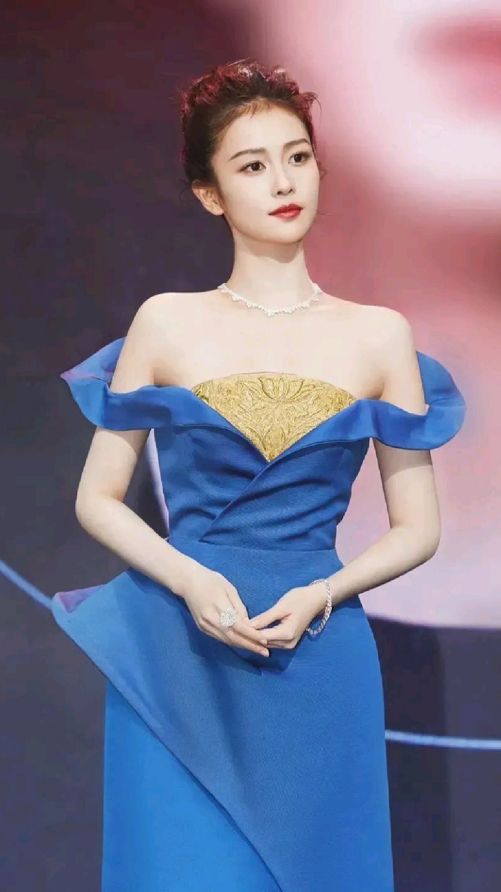 白鹿身穿蓝色礼服裙,宛如少女一样优雅高贵,整个人看起来非常有魅力