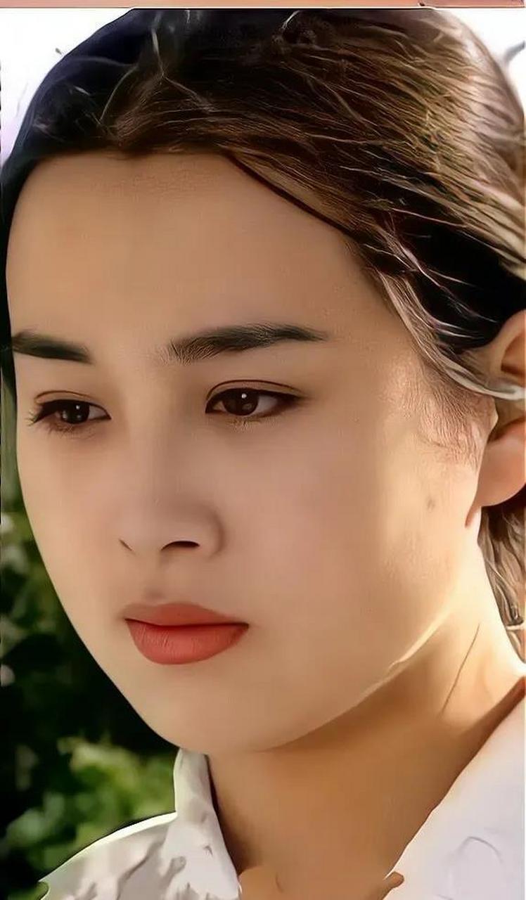 赵明明的美不仅在五官精致上,更多的是在于她的气质与古典韵味.