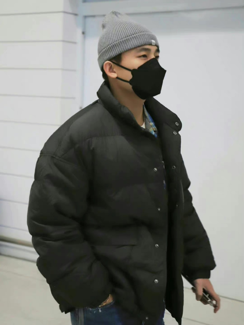 欧豪现身2023央视春晚第二次大联排,身穿羽绒服,保暖到位,期待欧豪的