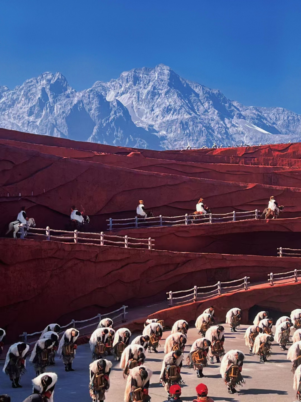 张艺谋导演的印象丽江特别的震撼,是世界上最大的实景演出场地.