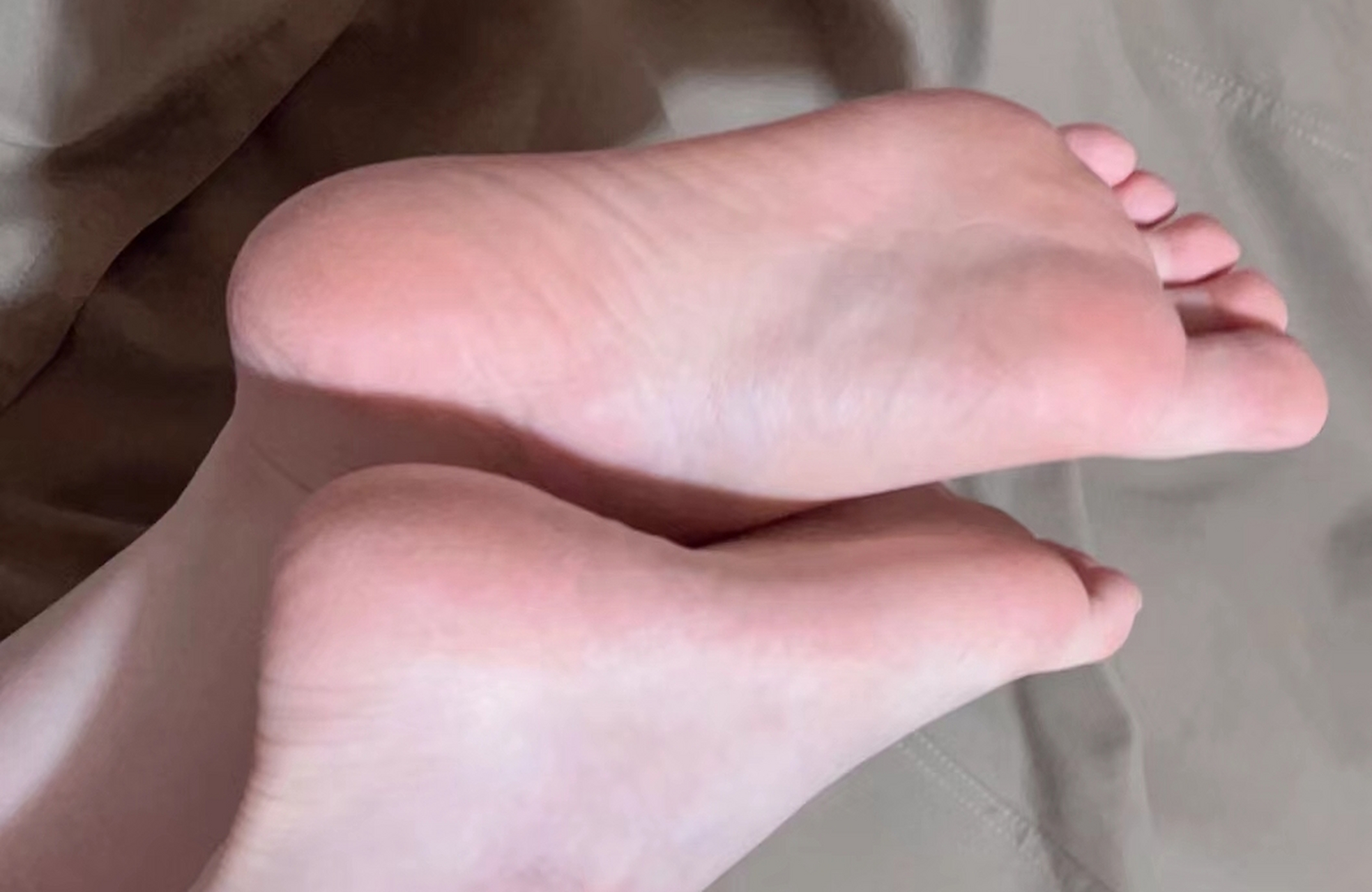 美少女的脚底板哟#足控# #大长腿美女