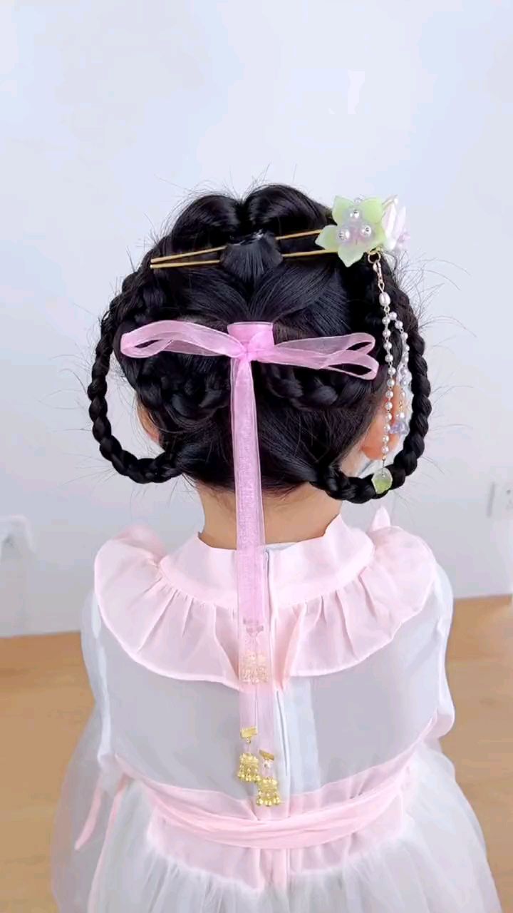 儿童编发:大家喜欢的简单好看又凉快的古风汉服发型来啦,自取哦