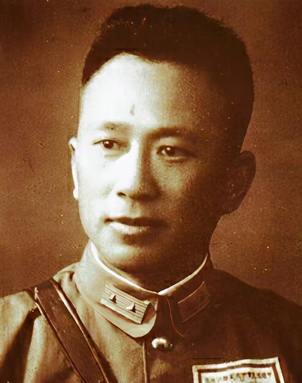 唐生明大笑说:如果让你们知道了,我不就成了出卖朋友的小人