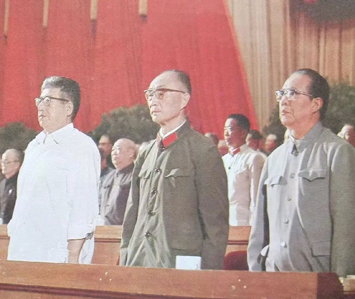 当选为副总理的杨静仁,张爱萍和黄华三位同志参加中央会议