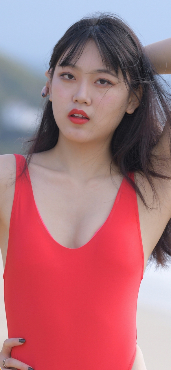 海滩微胖红色泳装美女[鲜花]