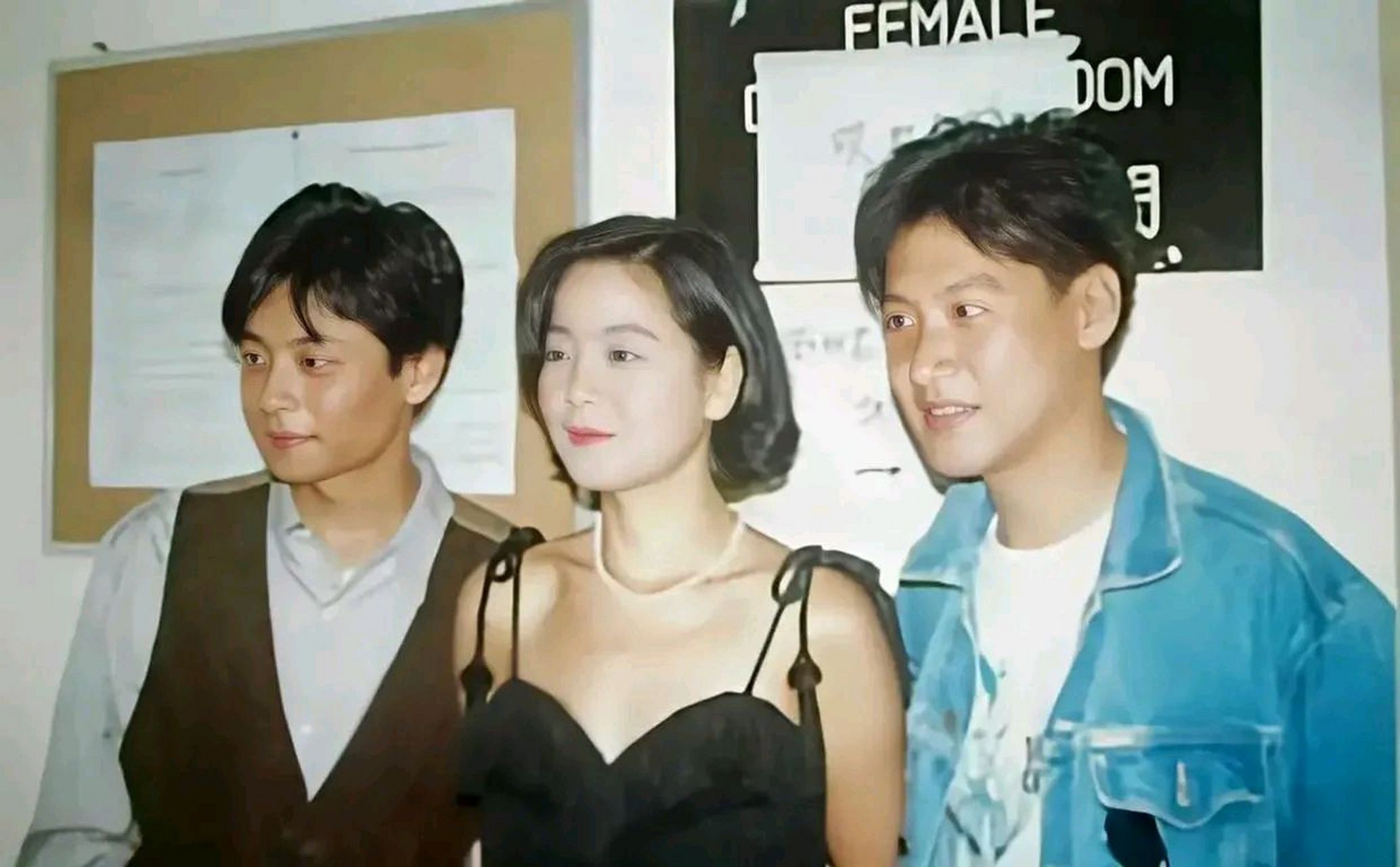 1990年,邓丽君和张学友,王杰在《星光熠熠耀保良》慈善表演后台合影.