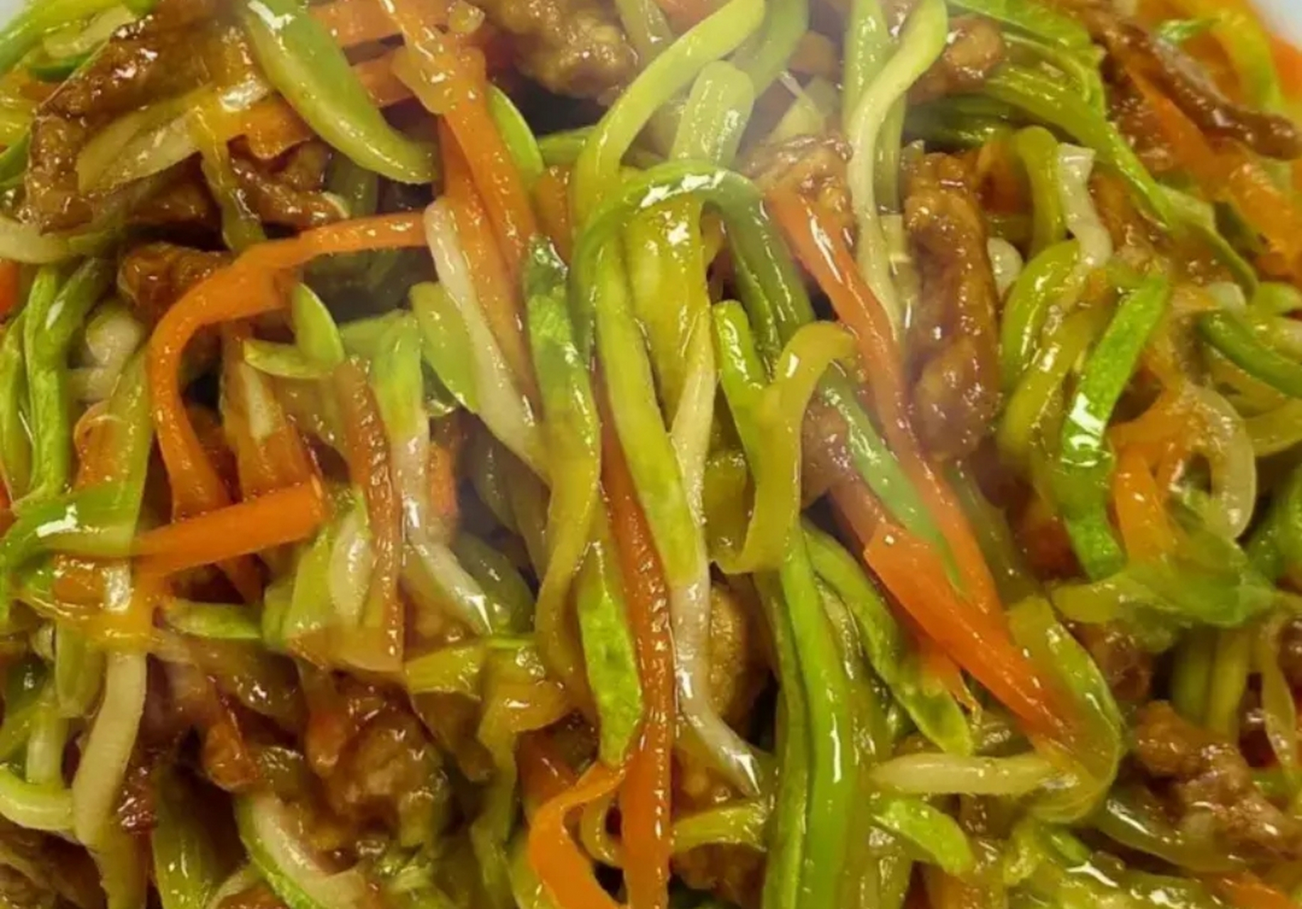 我的美食分享#  西葫芦炒肉丝  食材准备:西葫芦,胡萝卜,瘦肉,蒜末.