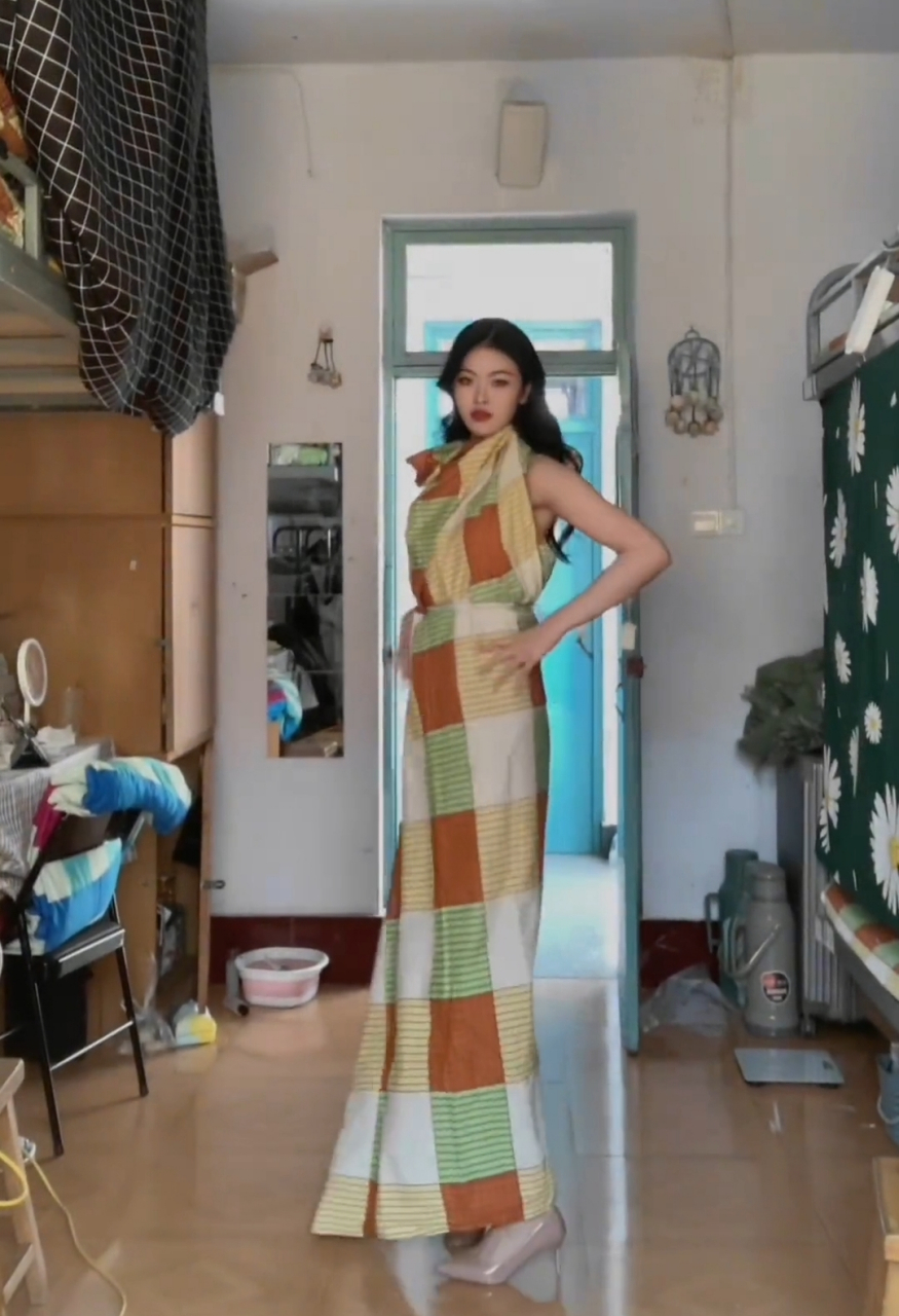 近日,山东烟台某高校一服装设计专业学生,用塑料袋和床单设计服装,在