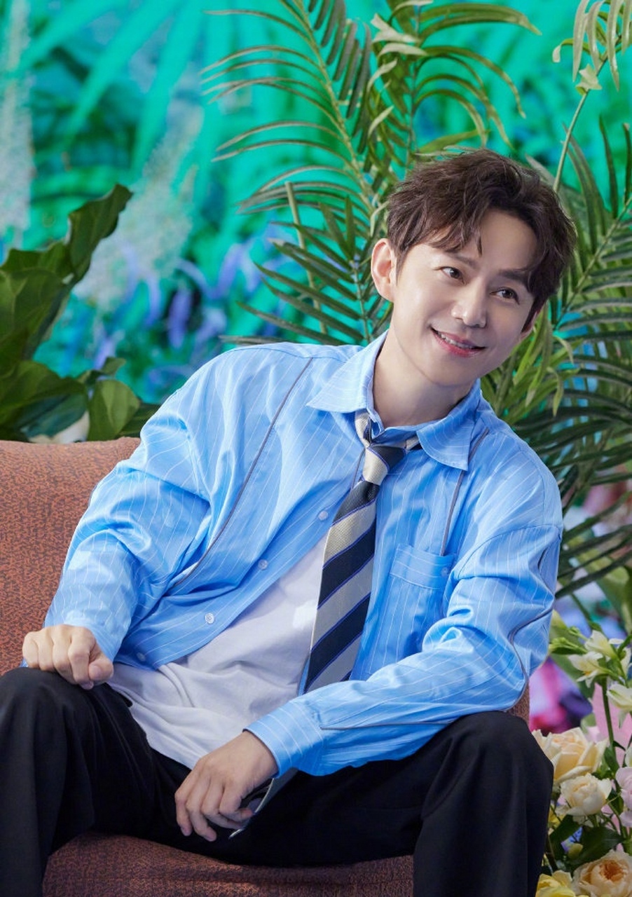 【何炅谢娜你好星期六合体】《你好星期六》曝光的海报中,姐姐团与好6