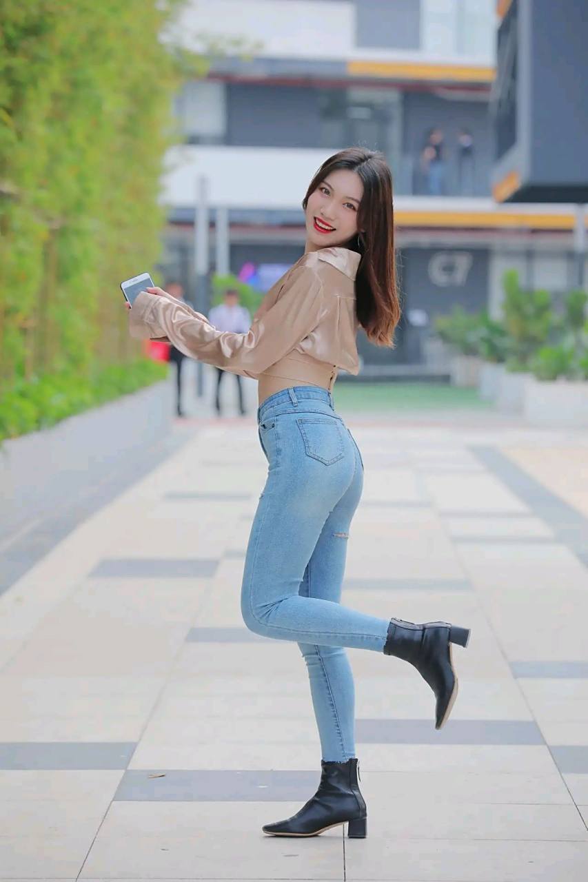 笑容迷人的紧身牛仔裤美女,展现出玲珑的身材!