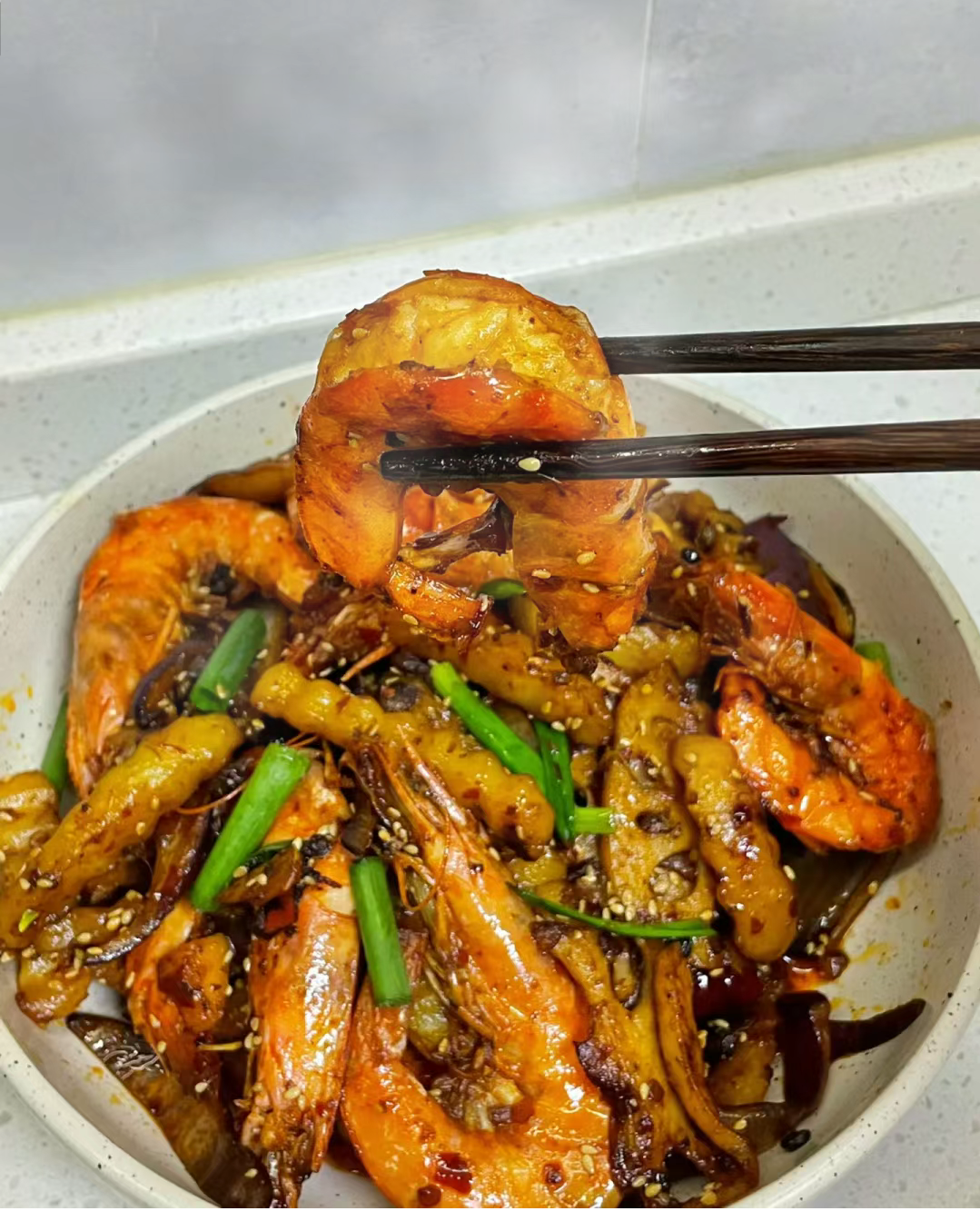 超级好吃的麻辣干锅虾,虾这样做瞬间引爆味蕾,做法简单又好吃,麻麻辣