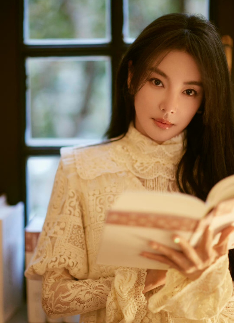 张雨绮做回大女人,一黑一白两套造型拍杂志,气场展开了.