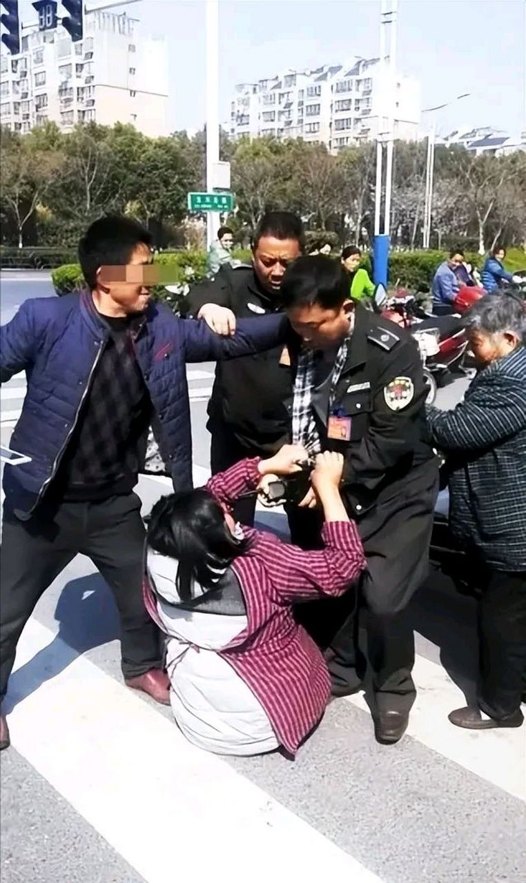 02 近些年,关于城管暴力执法的事情依旧不断闹上热搜.