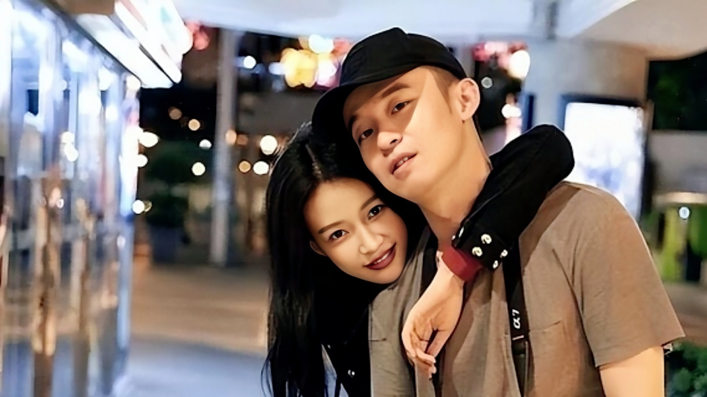 离婚不到1年,董子健孙怡再次同框,同穿白衣牵女儿逛街,感动万千网友!