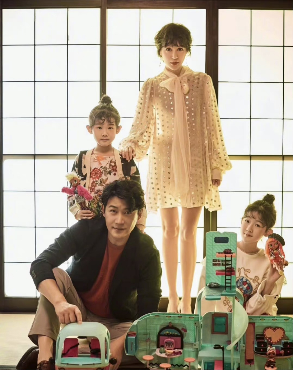 陆毅鲍蕾一家不仅共用一张脸还共用一双腿,真基因太优秀了,让人赏心