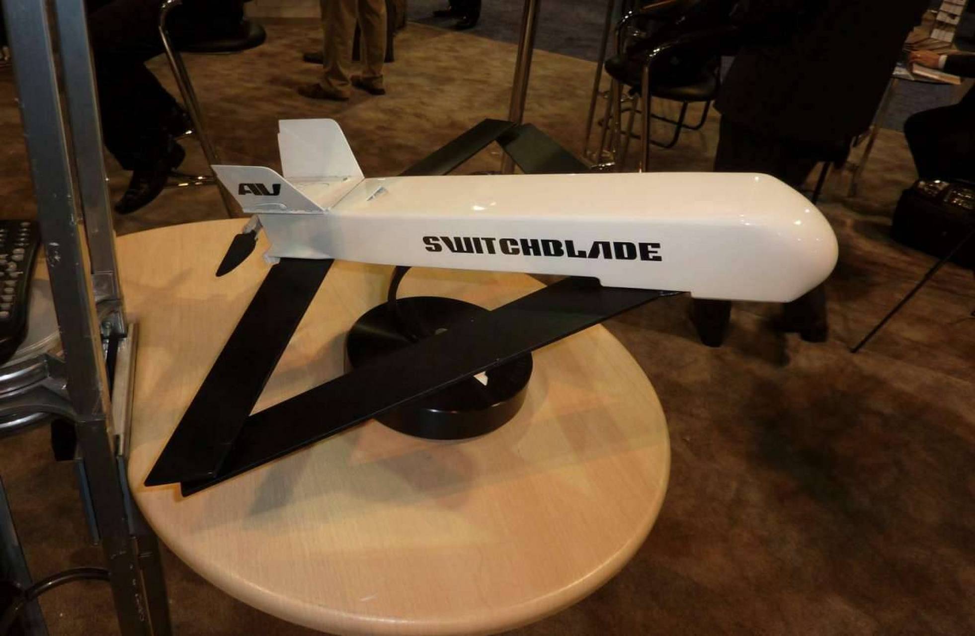 "弹簧刀"无人机是由美国航空环境公司研制的微型无人机,既可实施侦察