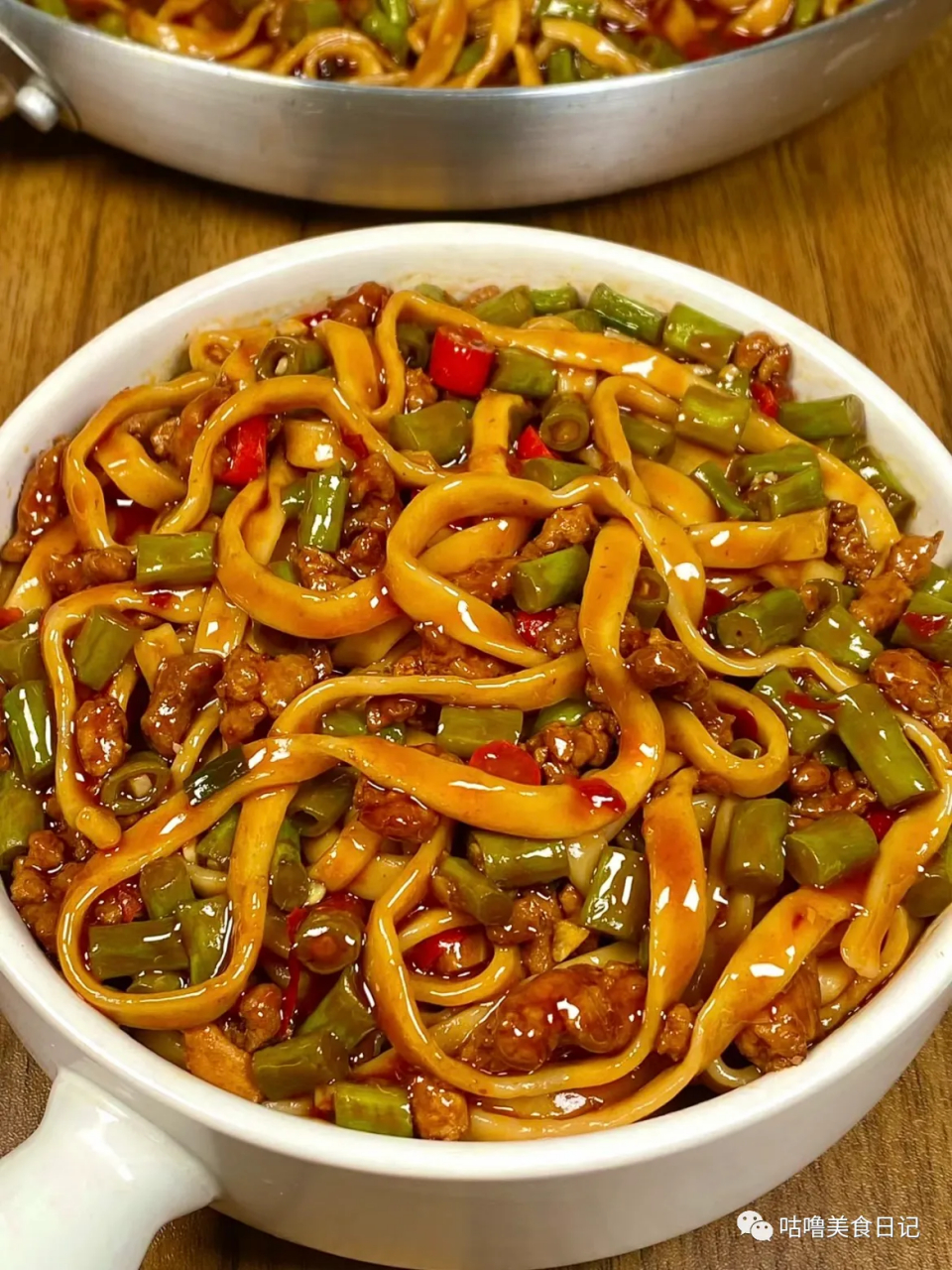 豆角肉末拌面  食材:肉沫,豆角,手擀面  73做法: ①调个料汁:碗内放