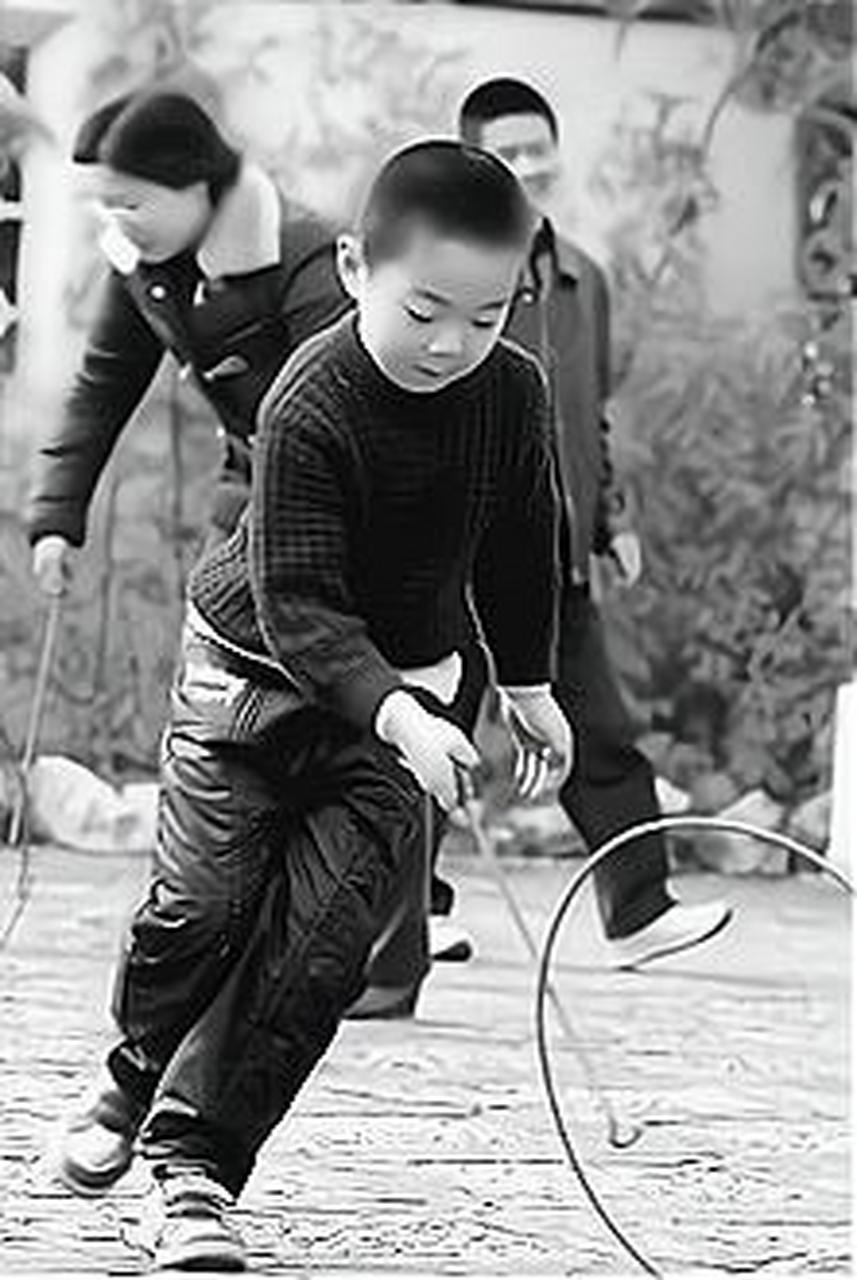 上世纪七八十年代,滚铁环是孩子们的标配运动,现在估计博物馆都找不到