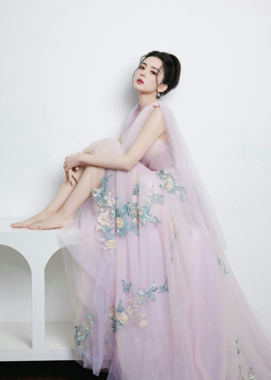 古力娜扎纤细修长的美腿