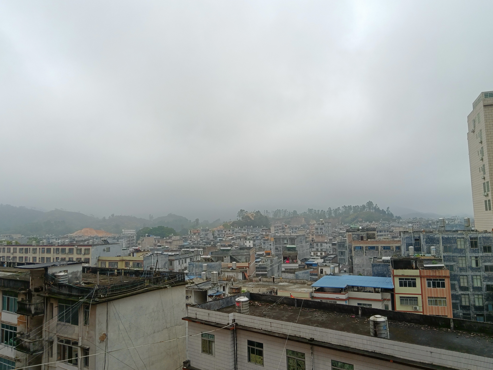 六靖镇位于广西玉林市北流市南部,离北流市区近60公里,是一个偏远的