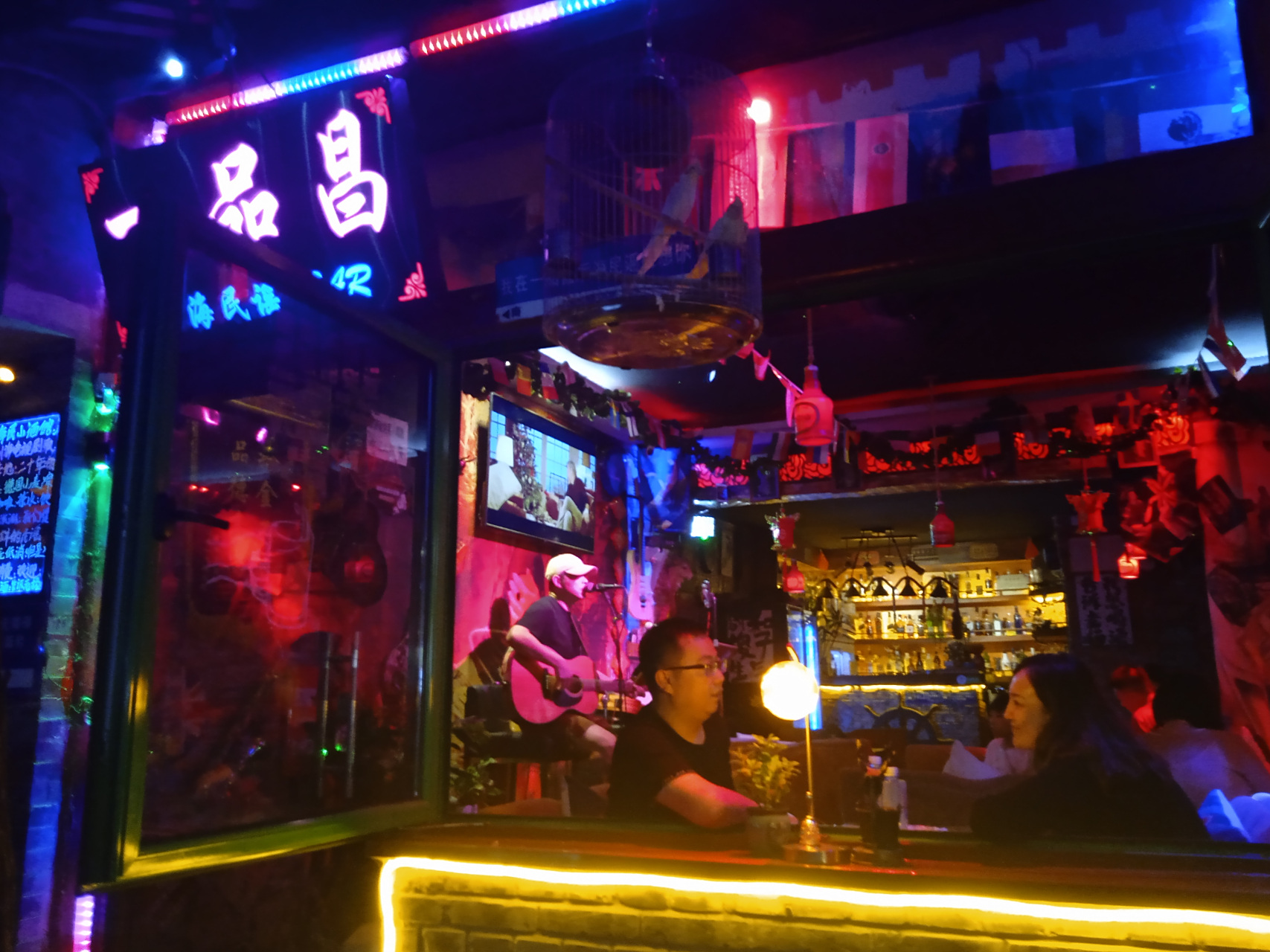 北京夜生活的腹地——著名的后海酒吧街  如果说三里屯酒吧街走的是