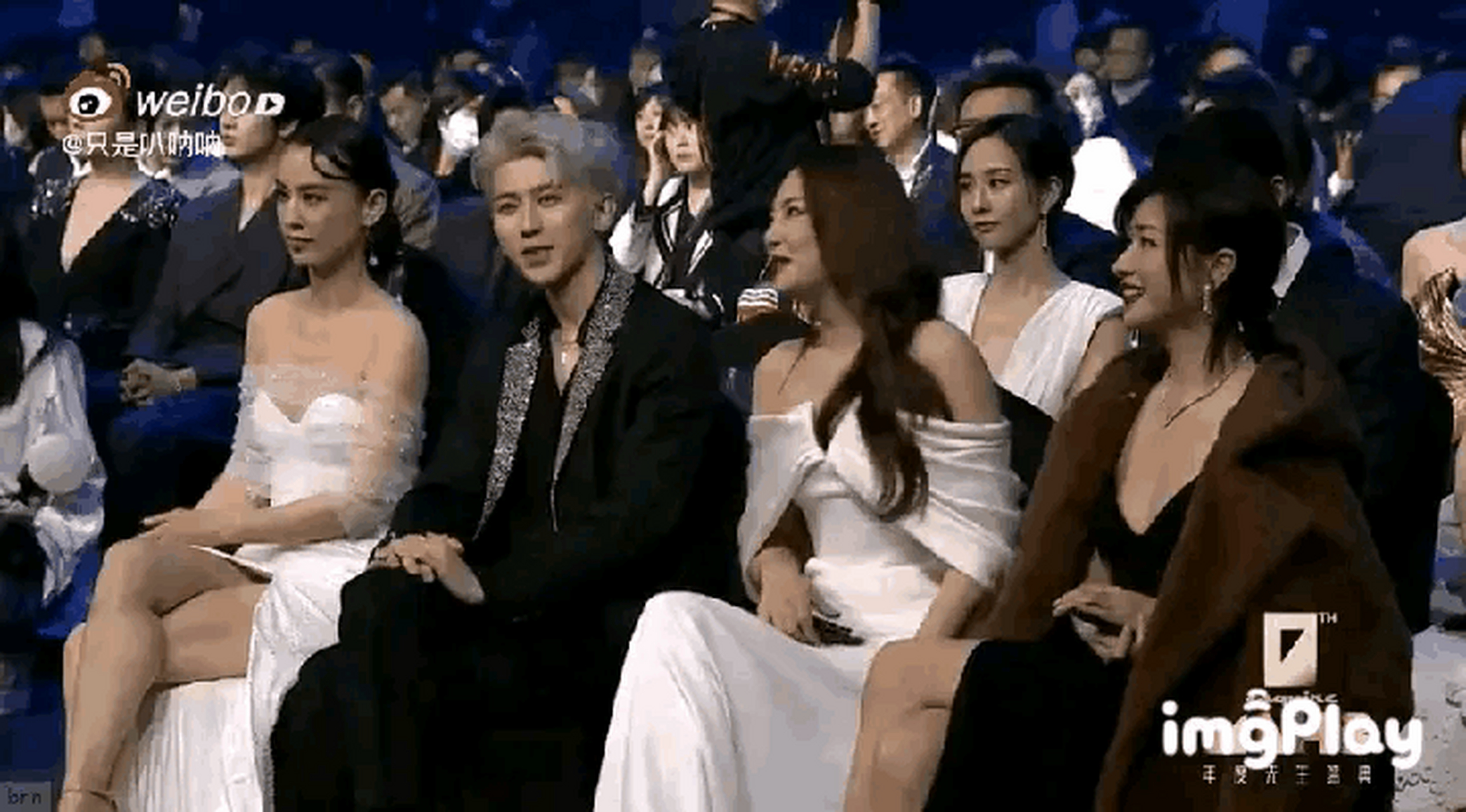 蔡徐坤在人前可是一个有礼貌的大男孩