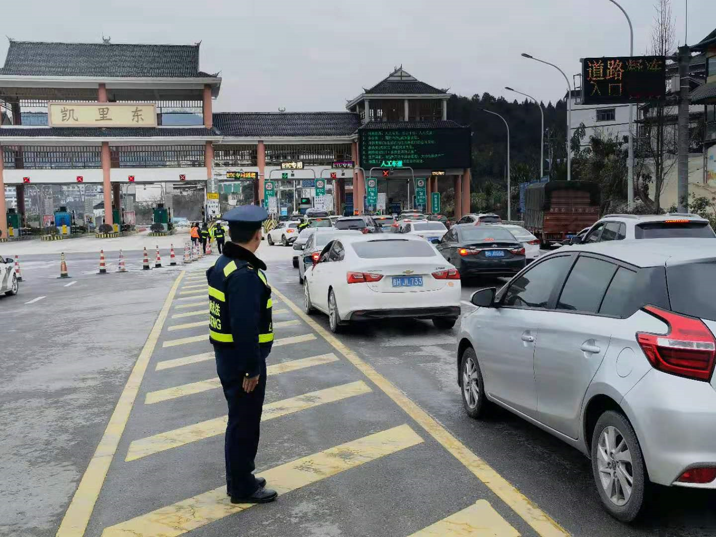 沪昆高速贵州凯里辖区收费站已解除管制