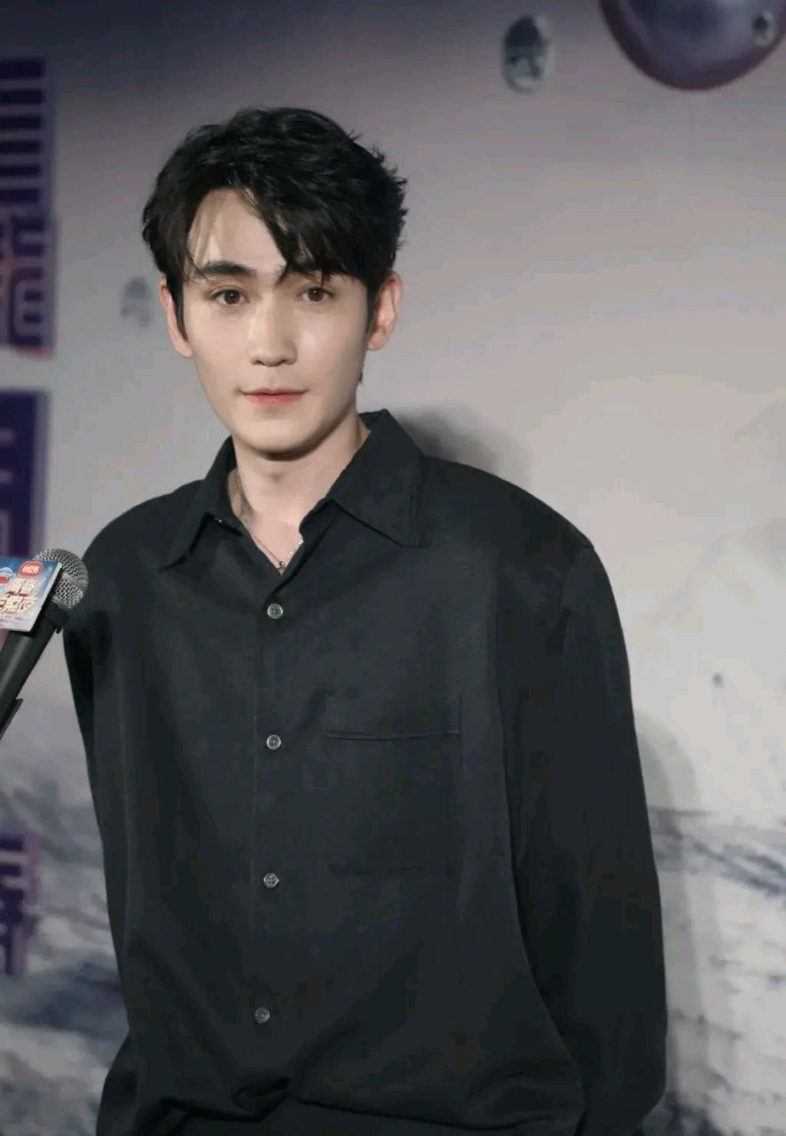 一龙 忧郁的眼神时像梁朝伟   儒雅的气质时像辛柏青   痞帅时像刘烨