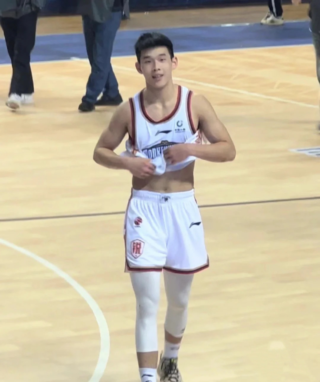 篮球新星林葳是典型的体育小狼狗款,虽然身高不算太高,但也圈了一波粉