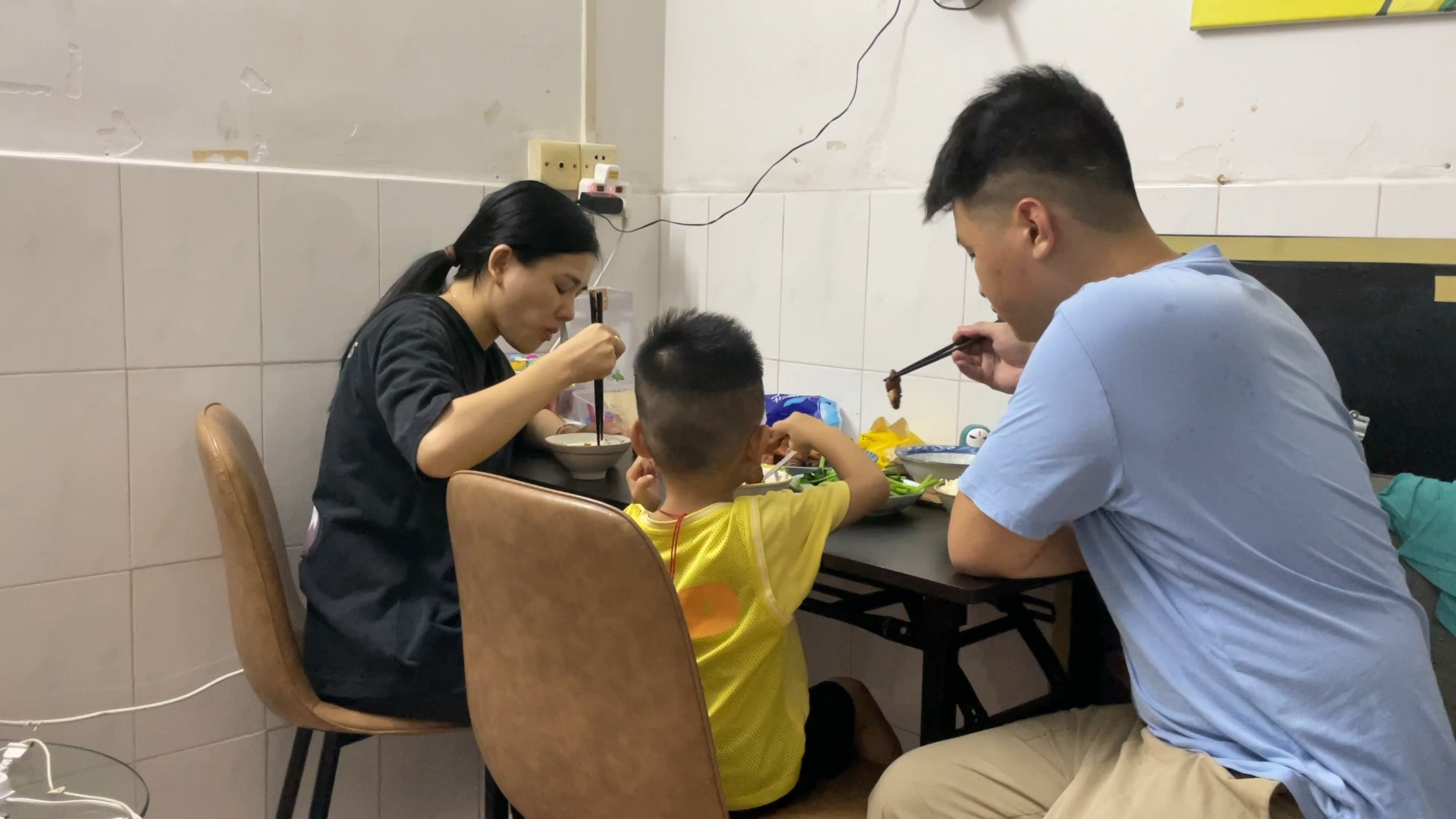 真实的打工家庭,小伙进厂打工,宝妈在家拍视频挣钱,靠自己努力