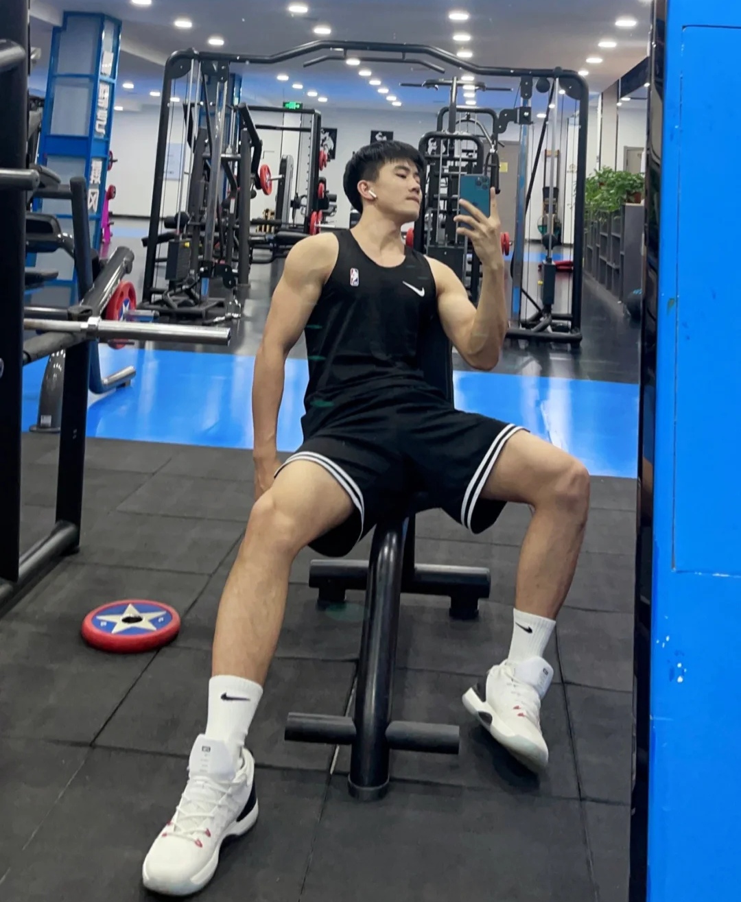 健身房对镜自拍的腹肌小哥哥,清瘦却不显骨感,颜值在线更显气质