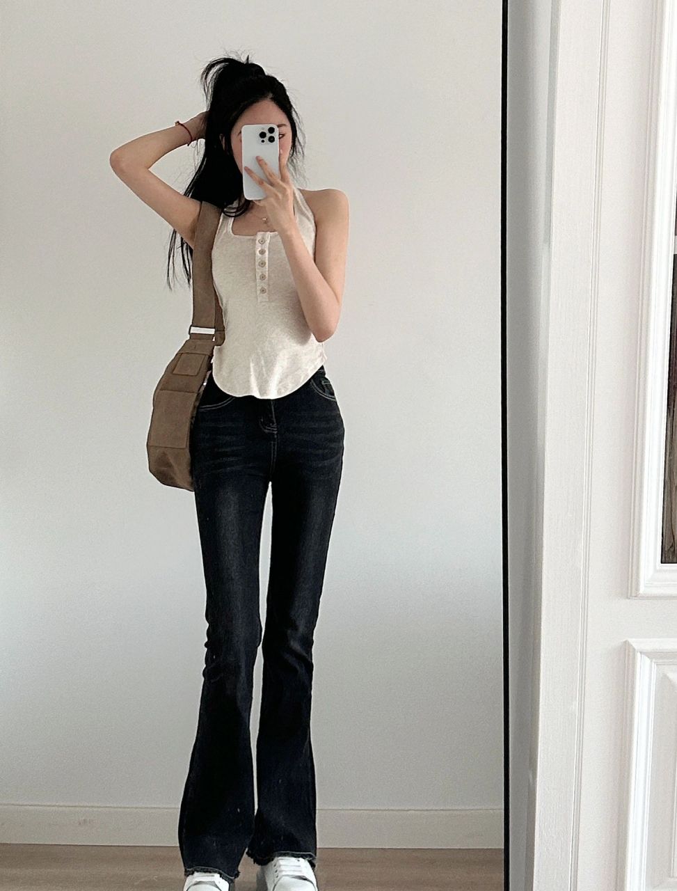 超显瘦的辣妹搭配,挂脖吊带搭牛仔微喇裤,真的太显身材比例了!