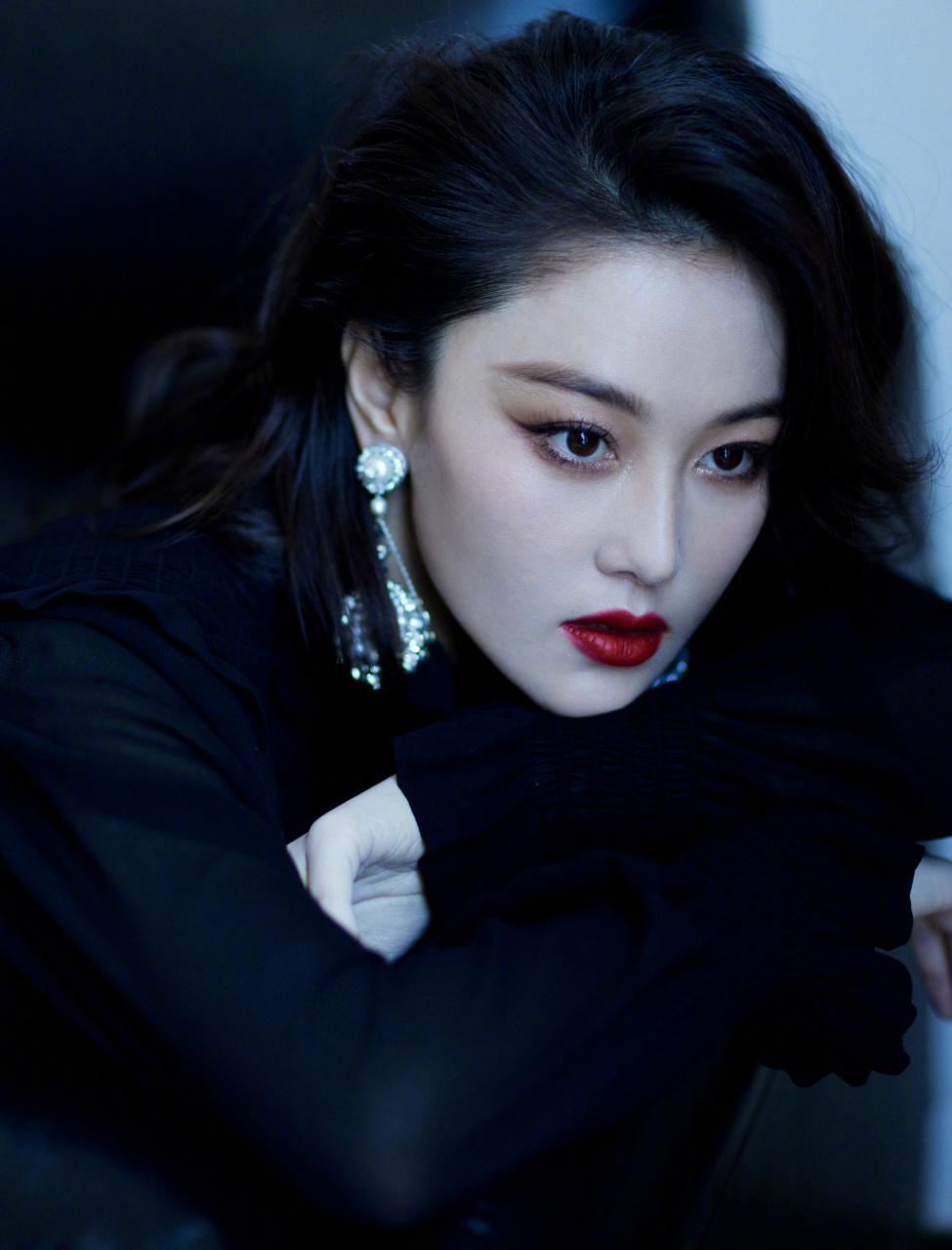 看到张馨予这组图,发现她还挺适合演"女扮男装"这种角色,五官轮廓分明