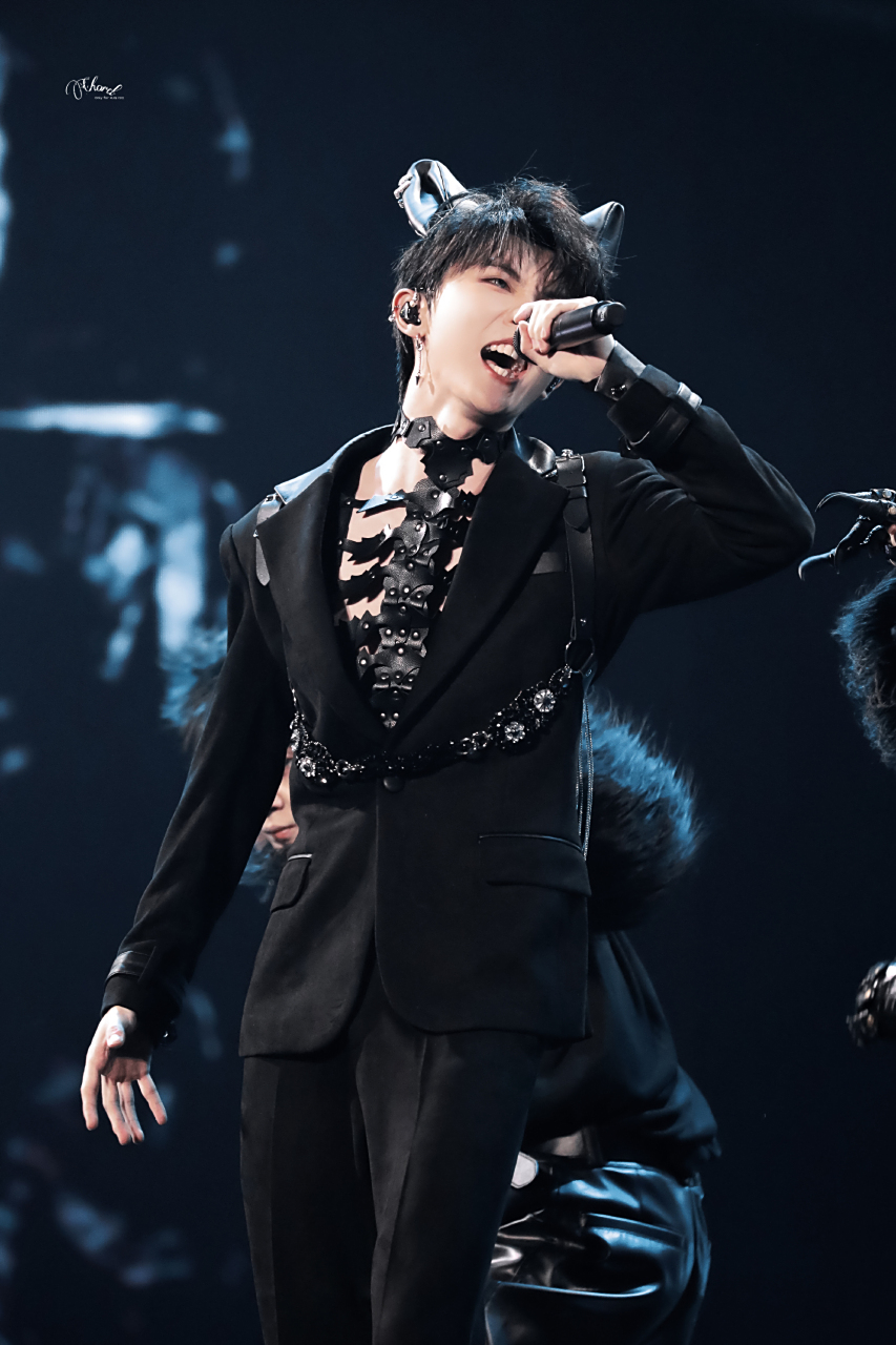 时代少年团叁重楼暨出道四周年演唱会 被马嘉祺的这两套妆造狠狠的圈