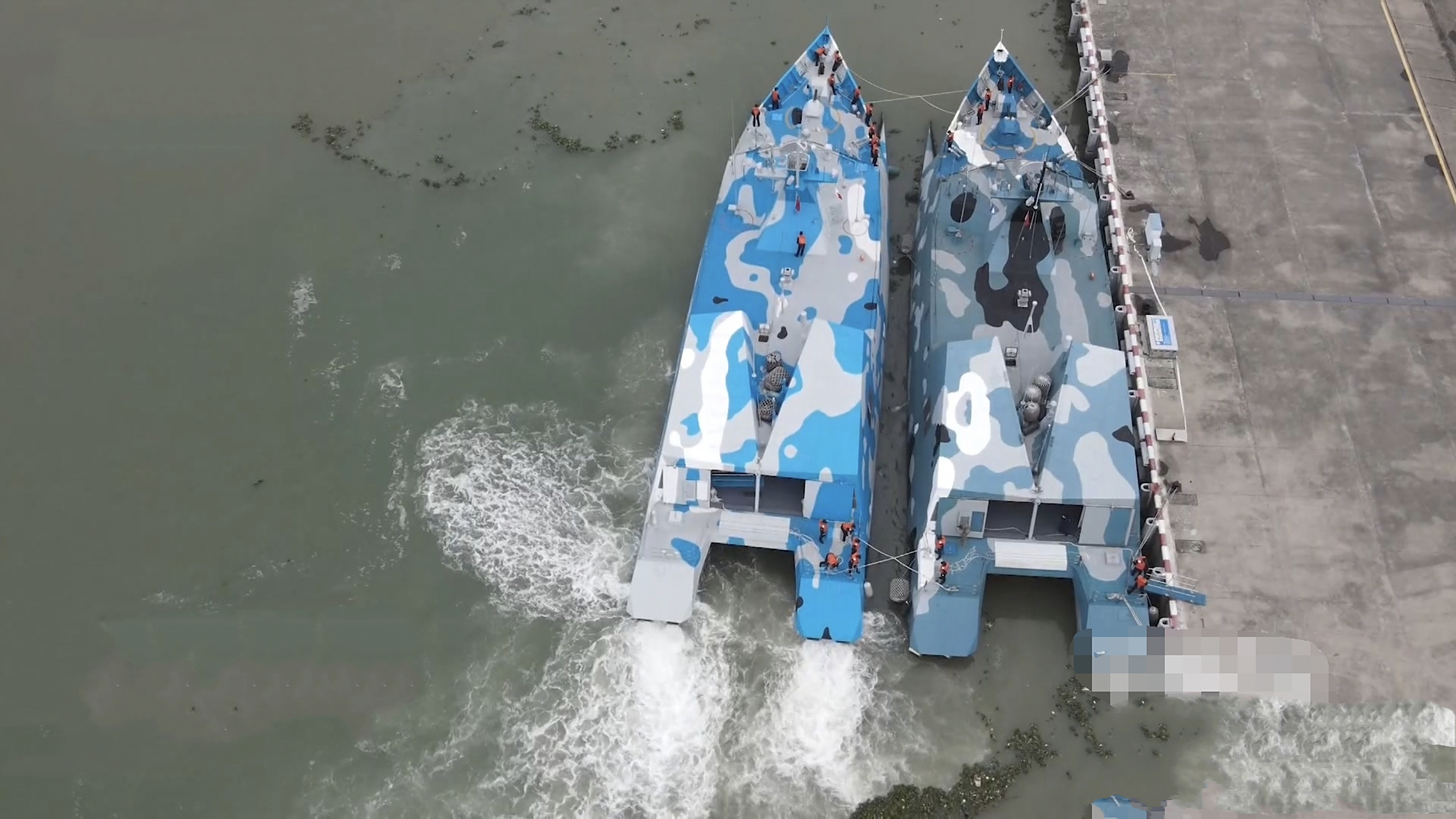 中国海军022导弹艇的涂装颜色上有差异,这主要是因为先后服役的022