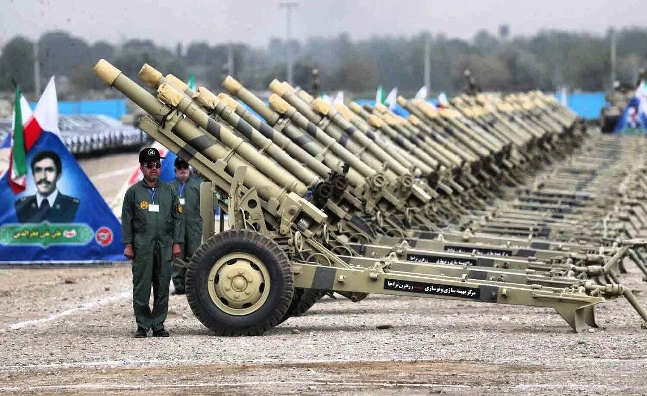 4月11日,伊朗陆军宣布新增加了1000多件武器装备,包括大量战术弹道