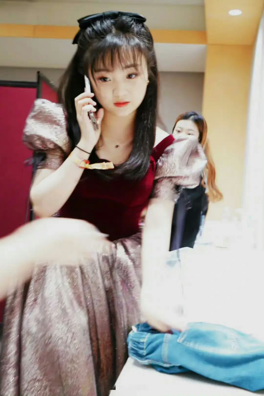 林妙可也去参加北京电影节了,这到底是24岁还是14岁啊,看着也太小了