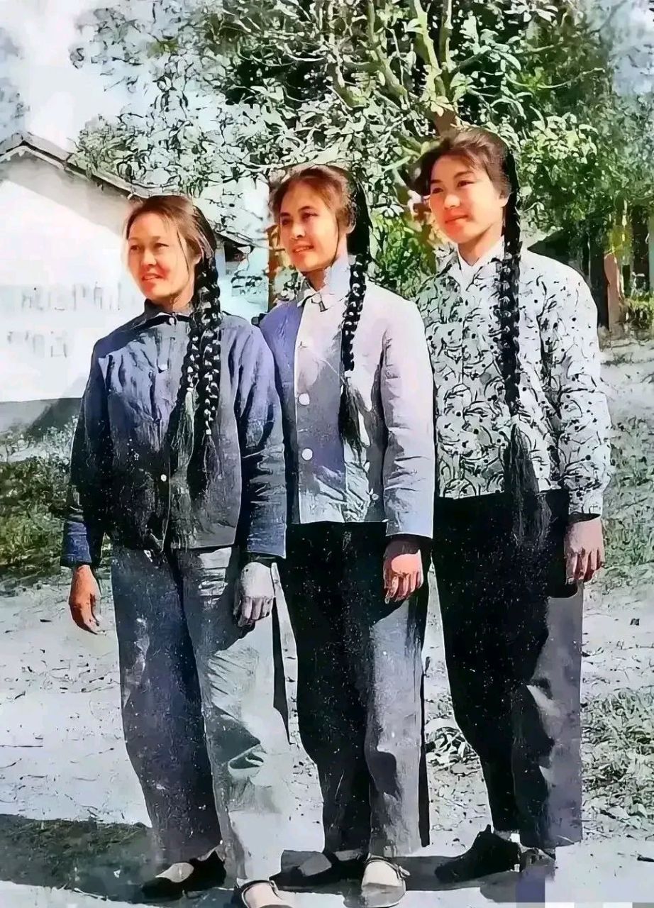 上个世纪70年代的中国农村,三名好姐妹在一起合影!